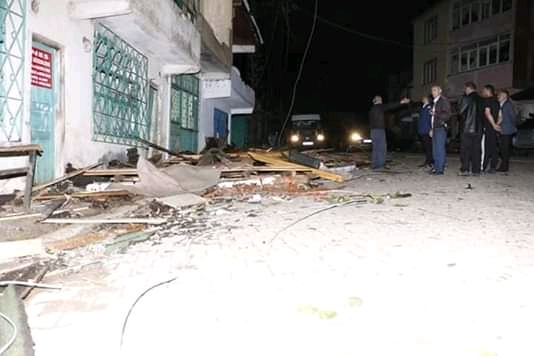 Ordu'da şiddetli rüzgar çatıları uçurdu